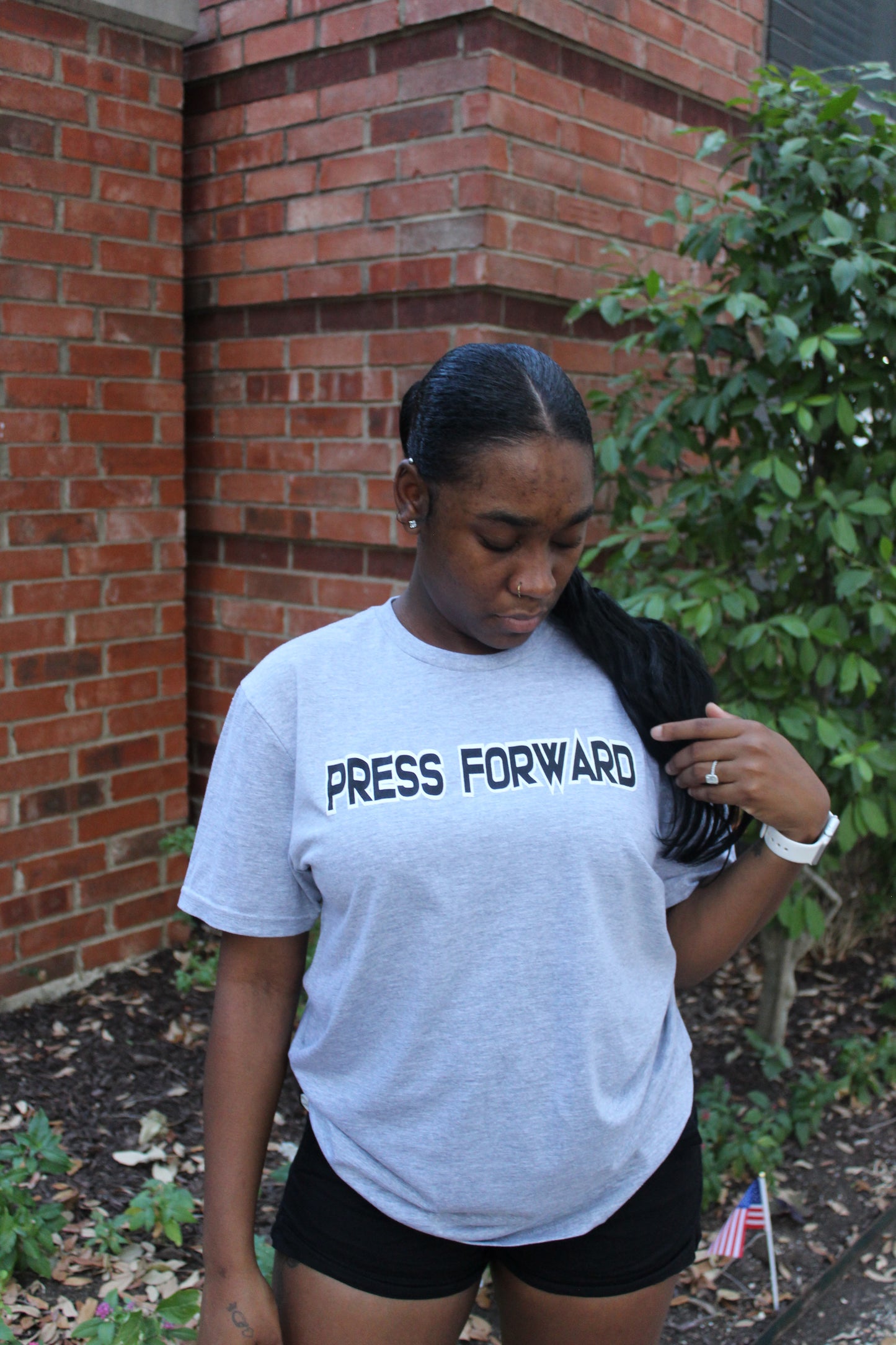 GREY “EVERYDAY” TEE